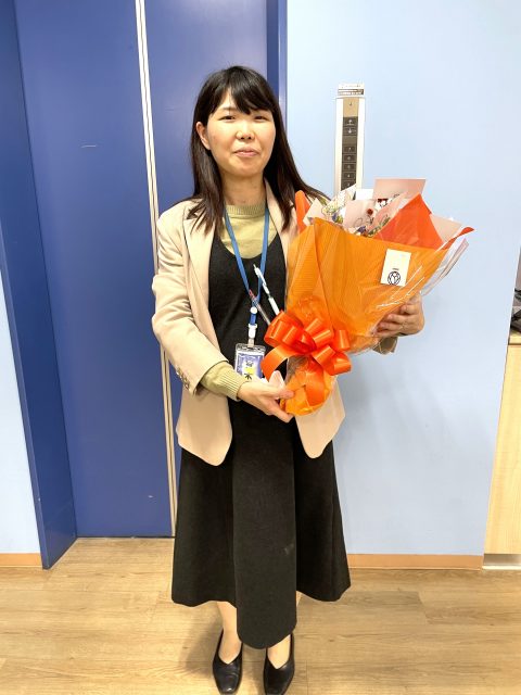 塾の生徒から花束をもらった（株）NSGアカデミーの青木里佳さん